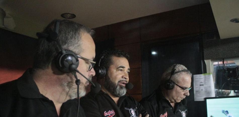 Luis Alfredo Álvarez, Ozzie Guillen y Ernesto Jerez mientras transmiten desde el “Séptimo Cielo”.