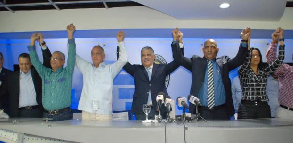 Miguel Vargas en el juramento a Yayo Matías dijo que todos los indicadores apuntan a que la alianza blanca-morada ganará abrumadoramente en primera vuelta elecciones del 15 de mayo.