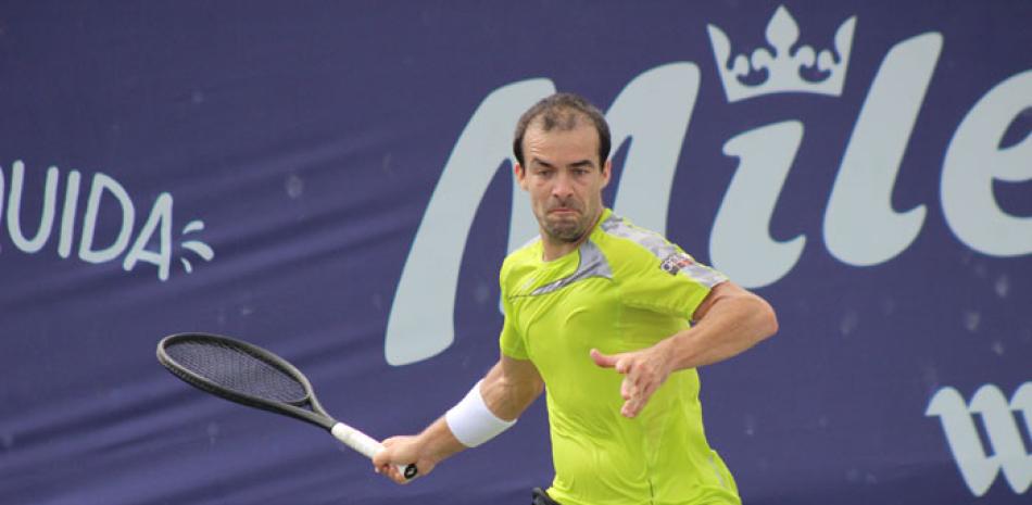 Pere Riba, de España, en acción en su partido de primera ronda.