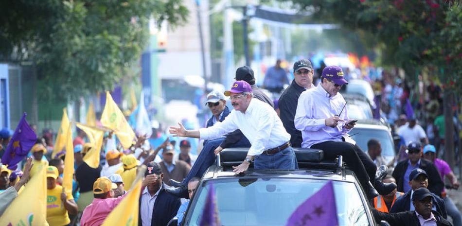 Proselitismo. Peledeístas y otros aliados destacaron la integración del PLD al recorrido de 201.8 kilómetros en el que miles de sureños expresaron su apoyo al presidente Danilo Medina.