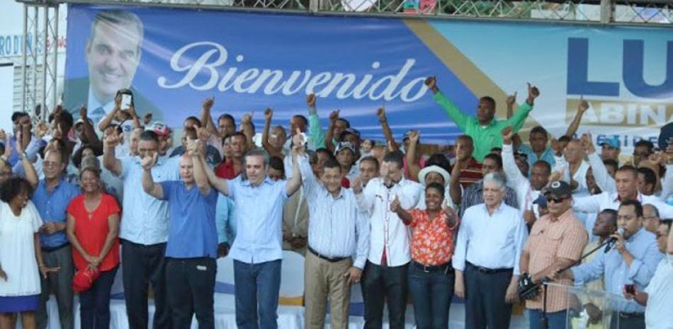 Acto. Luis Abinader encabezó una caravana por diferentes puntos de la provincia de Samaná donde juramento a candidatos del PRM.