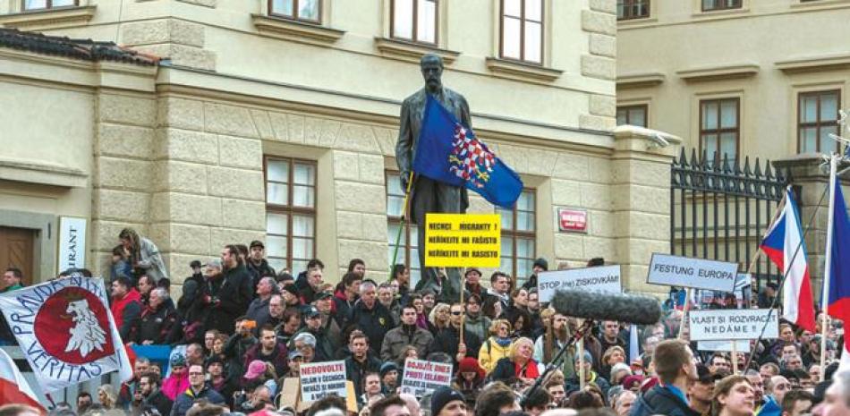 Antimigración. Manifestantes participan en la protesta frente al Castillo de Praga, en la República Checa ayer.