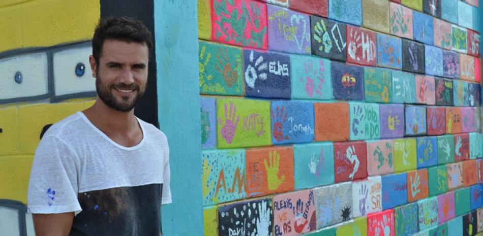 Adrián Torres. El pintor español trabajó y compartió con los chicos del orfanato Niños de Cristo, en La Romana, como parte del proyecto 'Riding Colors'.