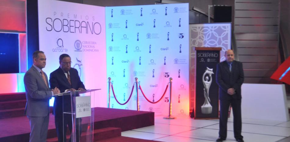 Evento. Las nominaciones a los premios Soberano fueron anunciadas ayer a través de un programa que se transmitió por Telemicro. En la imagen, Ulises Jiménez, Joseph Cáceres y Jorge Ramos, quienes formaron parte de los cronistas que anunciaron los candidatos.