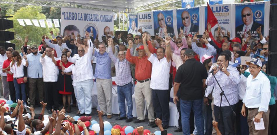 Campaña. El candidato del PRM, Luis Abinader, durante su visita de campaña por Comendador, Elías Piña, ayer.