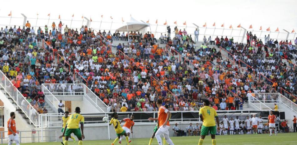 Un momento de acción durante el partido de ayer entre el Cibao FC y el equipo Fica de Cabo Haitiano que se definió en los penales.