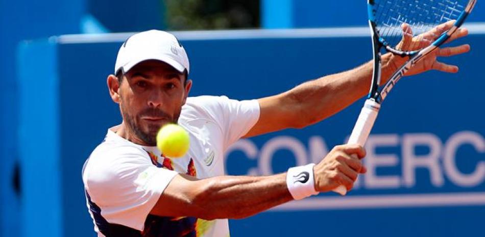 Ganador. Víctor Estrella ganó dos posiciones tras revalidar su título en el ATP 250 de Quito.