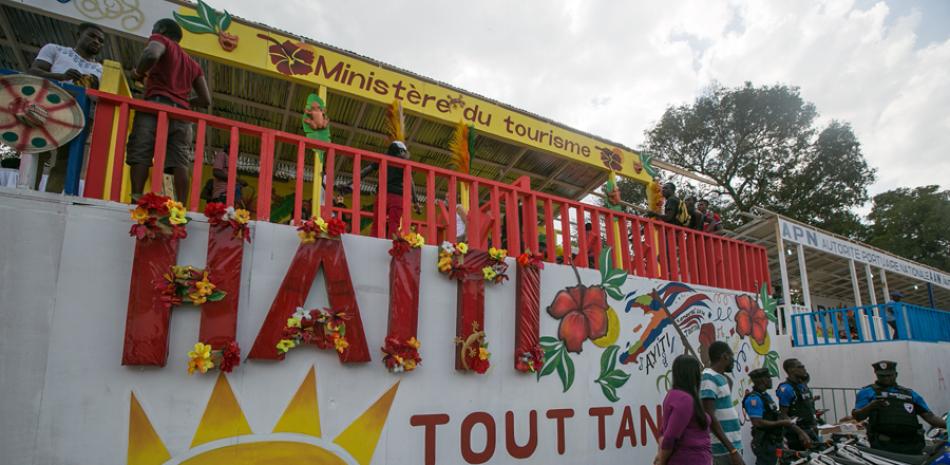 Fiesta. Haitianos se preparan para el carnaval 2016 ayer, a pesar de la crisis política. La ceremonia original fue suspendida por las protestas recientes sin anunciar nuevas fechas, pero el carnaval sigue.