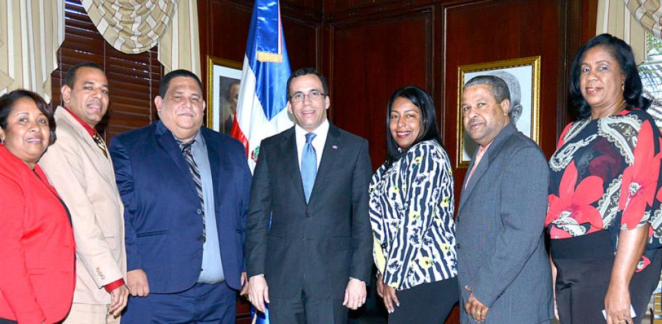El canciller Andrés Navarro acompañado de varios alcaldes, directivos de la Federación Dominicana de Municipios.