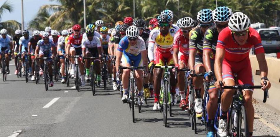 Grupo de competidores en plena faena durante uno de los pasados eventos de la Vuelta Ciclística Independencia.