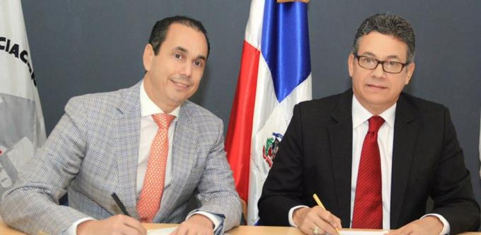 Acto. El presidente de Adoexpo, Sadala Khoury y por el director general del Indocal, ingeniero Manuel Guerrero, firman el acuerdo.