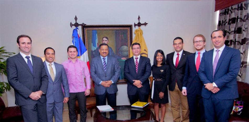 Visita. El presidente de la JCE, Roberto Rosario, recibió ayer a la nueva directiva de los jóvenes empresarios.