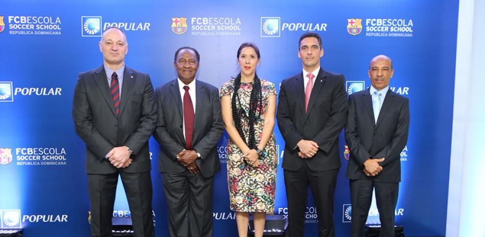 El señor Carles Folquera durante su visita a El Deporte de Listin Diario, acompañado de Fabeka Lebrón, directora de la FCBEscola Santo Domingo.