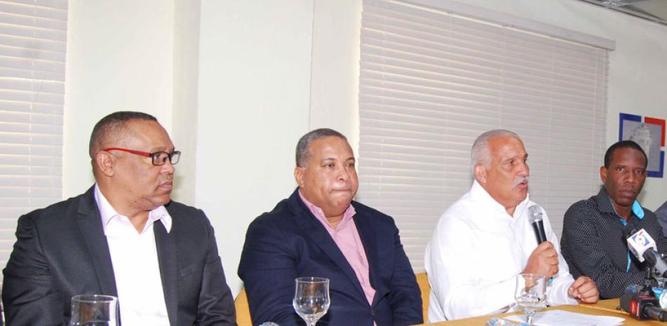 El ministro Jaime David Fernández Mirabal, Héctor –Tito- Pereyra y Gardy Cyriaque Prophete firman el acuerdo.