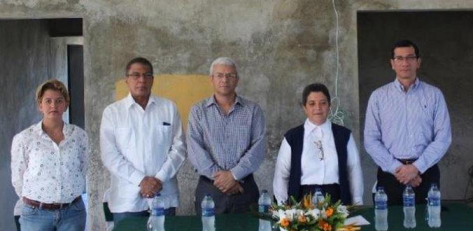 Encuentro. Representantes de Afipa y del Politécnico Santa Cruz Fe y Alegría de El Seybo firman acuerdo de colaboración.
