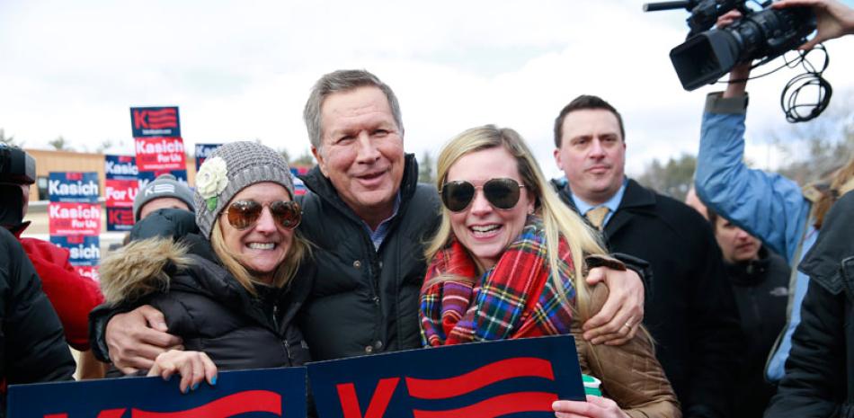 Primarias. El precandidato presidencial republicano y gobernador de Ohio, John Kasich, posa con simpatizantes a la salida de un colegio electoral ayer en Concord, Nuevo Hampshire.
