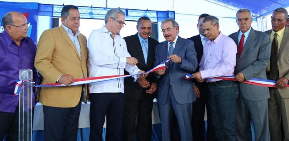 Ceremonia. El presidente Danilo Medina corta la cinta para dejar inauguradas las obras en distintas comunidades de Montecristi.