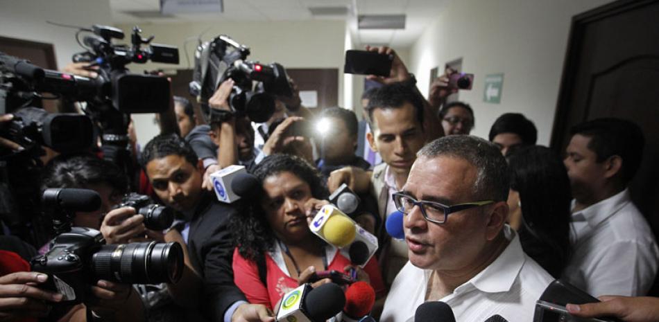 Prensa. El expresidente salvadoreño (2009-2014), habla con la prensa el 3 de febrero pasado, luego de rendir declaraciones ante la Fiscalía General de la República en las instalaciones de la Fiscalía General de la República en Antiguo Cuscatlán.