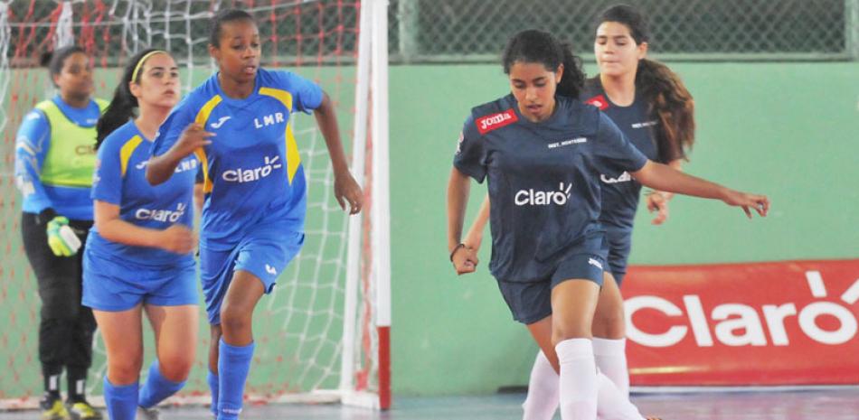Un momento de acción del partido entre los equipos Instituto Montessori y Luis Muñoz Rivera en la etapa capitaleña de grupos de la Copa Intercolegial Claro de Futsal Femenino.