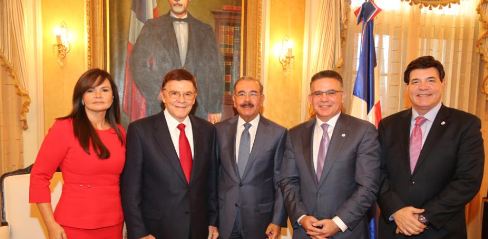 Encuentro. Ejecutivos del Grupo Rica encabezados por Julio Brache Arzeno con el presidente Danilo Medina.