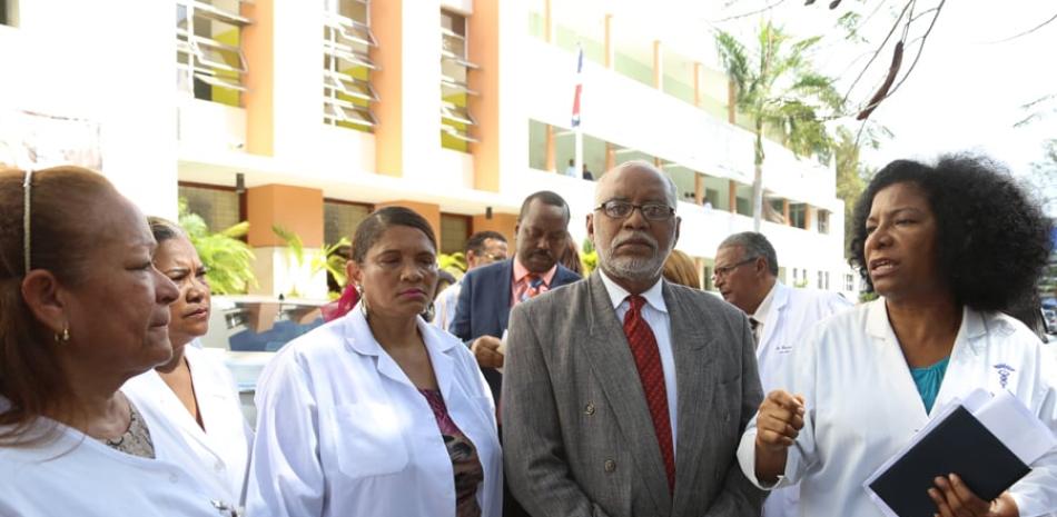Parada. Dirigentes de los gremios de salud se mantuvieron en paro en los centros hospitalarios del Gran Santo Domingo.