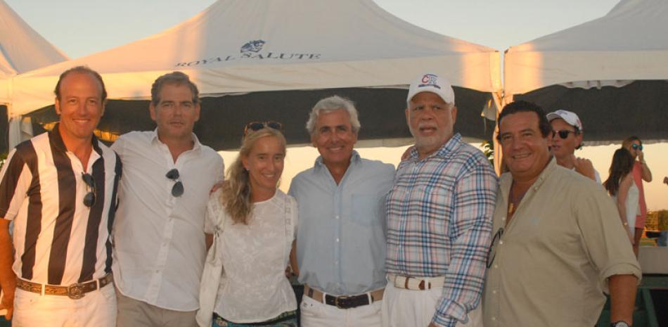El estelar Víctor Vargas acompañado de su familia, junto al doctor José López, un símbolo del polo en el país.