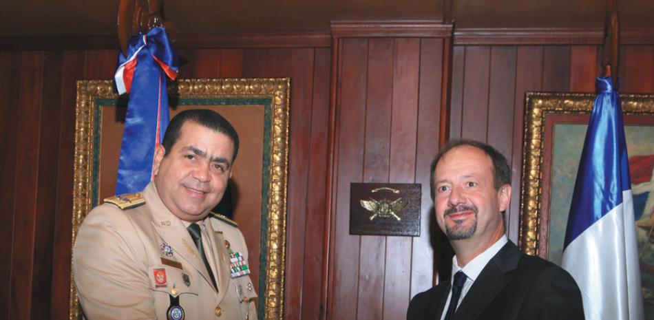 Ministro. Teniente Gral. Máximo Muñoz Delgado y el embajador de Francia, José Gómez.