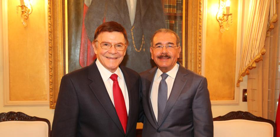 El presidente Danilo Medina y el presidente del consejo de directores del grupo corporativo Rica, Julio Brache.