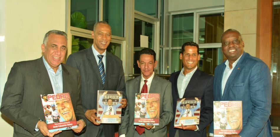 José Cáceres Veloz entrega un ejemplar del libro de Pedro Martínez a Luis Mejia, Felipe Payano, Marcos Díaz y Gerardo Suero Correa, ambos viceministros de Deportes