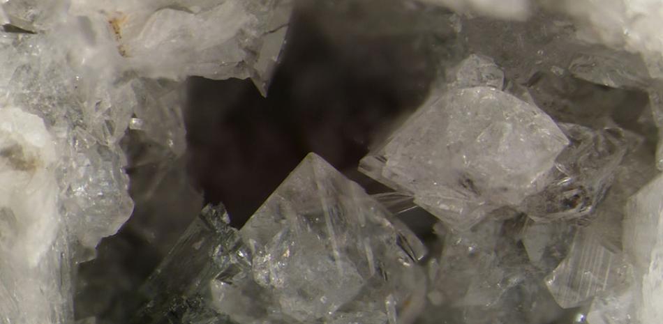 Imagen cedida hoy, viernes 12 de febrero de 2016, por la Universidad de Nevada, del mineral Amicite, un mineral de categoría 1 en rareza. Aunque está compuesto por materiales muy comunes, necesita condiciones extremadamente inusuales de temperatura, presión y composición para formarse.