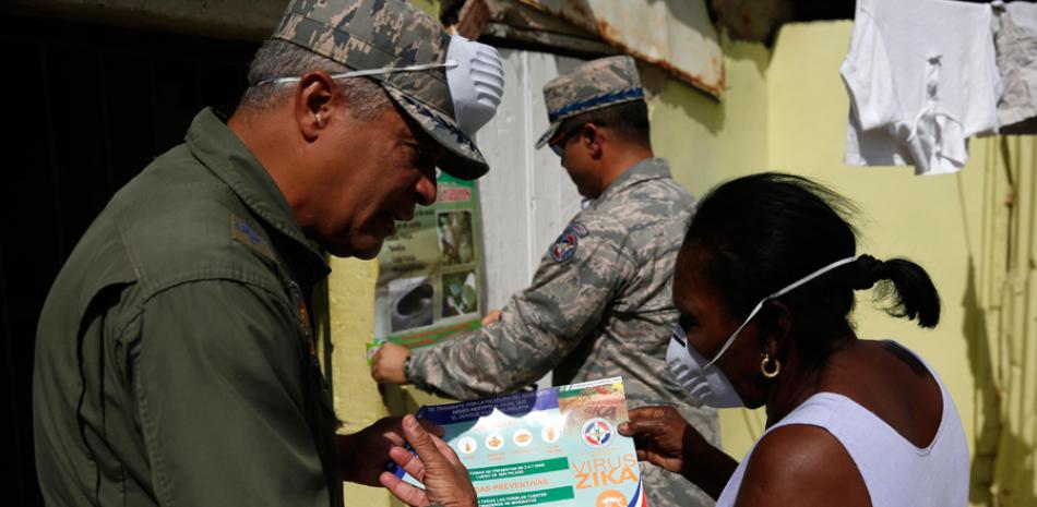Campaña. Un oficial de las Fuerzas Armadas dominicanas participa en una campaña de salud organizada por el Gobierno para enfrentar el virus del zika en el país.