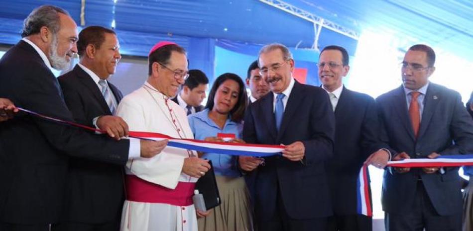 Obras. Todas las semanas el presidente Danilo Medina inaugura entre tres y cuatro centros educativos para la Jornada Escolar Extendida, que se suman a obras viales, centros de salud, hídricos y otros.
