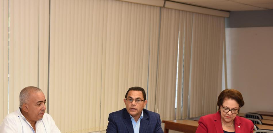 Encuentro. El director del Infotep, Rafael Ovalles, durante una reunión con autoridades de la provincia.