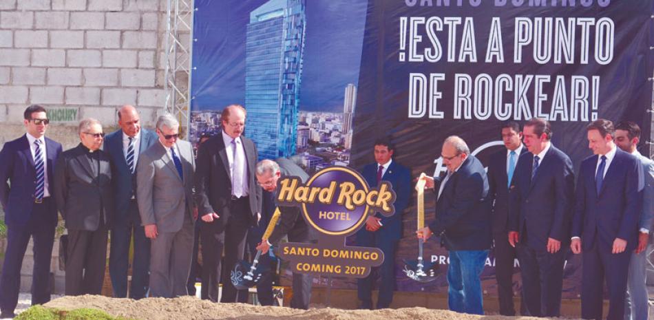 Con el palazo del presidente Danilo Medina se iniciaron los trabajos del hotel.