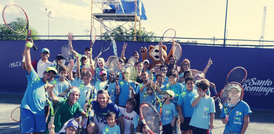 Parte de los niños que participaron ayer en el Kid´s Day del Challenger de Santo Domingo “Milex Open 2016” en la cancha central del Santo Domingo Tenis Club.