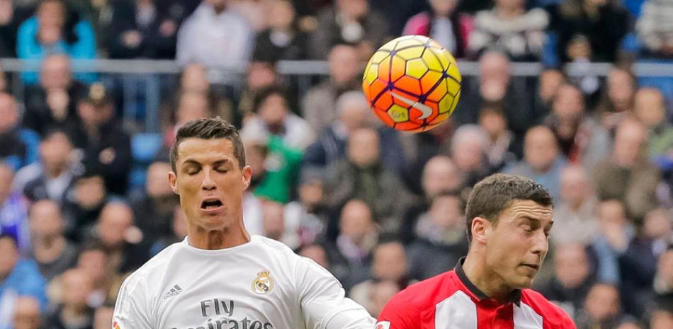 Cristiano Ronaldo, del Real Madrid, pelea un balón con el centrocampista del Athletic Club Óscar de Marcos, durante el partido de la liga en Primera División en el estadio Santiago Bernabéu.