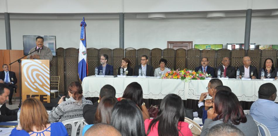 Disposición. Roberto Rosario, presidente de la JCE, encabezó ayer una reunión con los oficiales civiles de la institución.