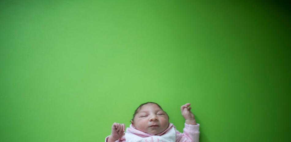 Sophia, que tiene dos semanas de edad y nació con microcefalia, duerme antes de su sesión de terapia física en el hospital Pedro I en Campina Grande, estado Paraiba, en Brasil, el viernes 12 de febrero de 2016.