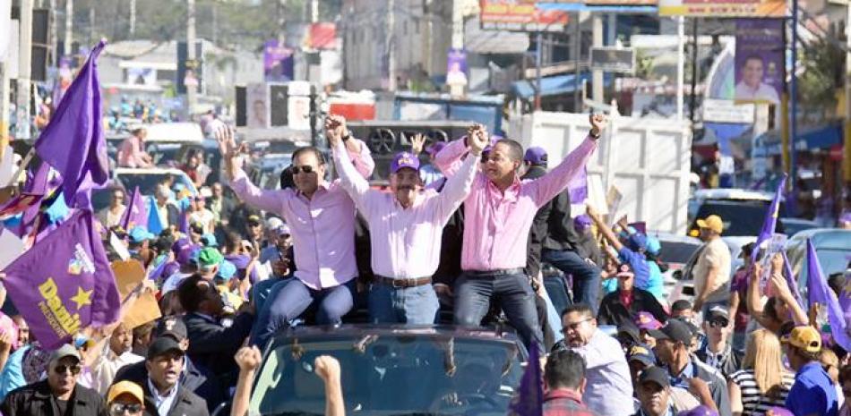El presidente Danilo Medina encabezó en la tarde una caravana en Santiago, a la que asistió con pantalón jean, camisa manga larga y una gorra morada con la insignia del PLD, levantando los brazos junto al candidato a síndico, Abel Martínez, y el senador Julio César Valentín.
