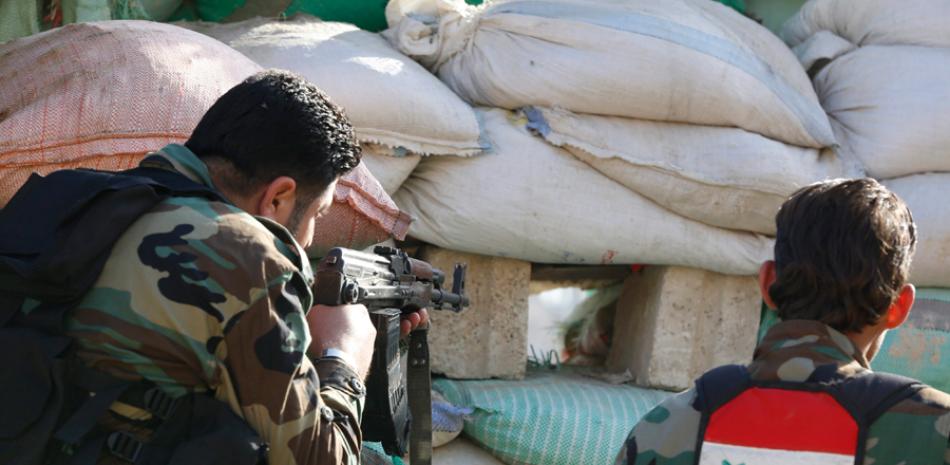Un soldado sirio toma posición durante un enfrentamiento.