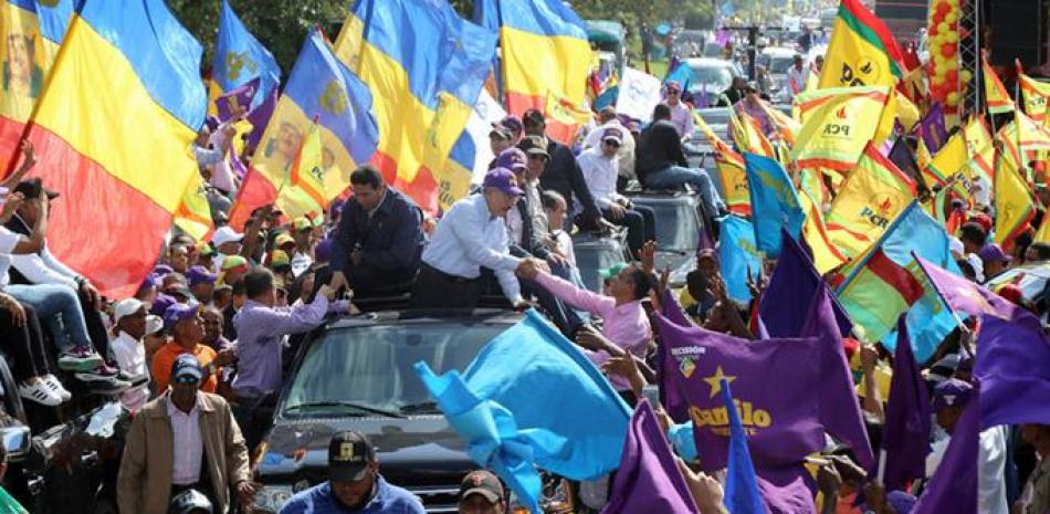 Campaña. El presidente Danilo Medina recibe el saludo de sus seguidores durante el recorrido realizado ayer por las principales ciudades de la región Este, como parte de su campaña por la reelección presidencial.