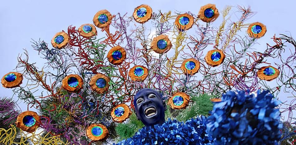 Cotuisano. Juampa, uno de los personajes más queridos y laureados del carnaval dominicano, eternizado por el lente del fotógrafo ©Mariano Hernández. Juampa elabora trajes de fantasía pero siempre respetando la tradición.