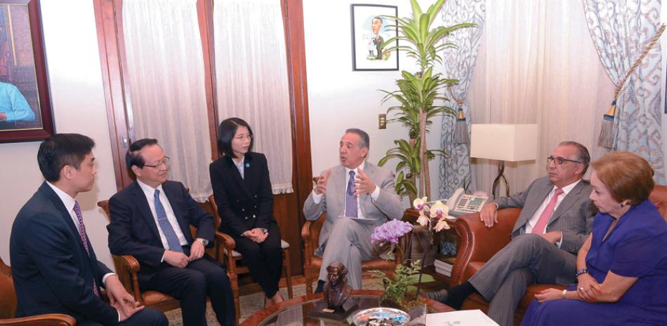 De archivo. El ministro administrativo de la Presidencia, José Ramón Peralta, recibe con frecuencia misiones de empresarios extranjeros.
