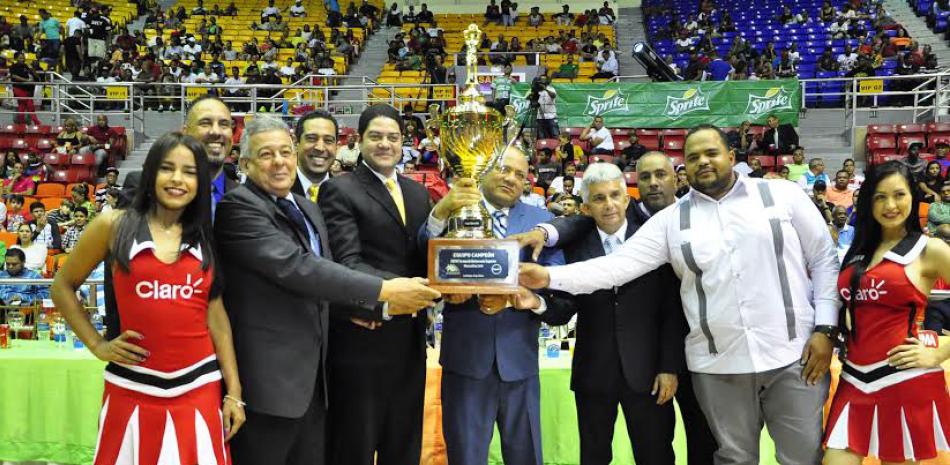 Apertura. Silvio Durán, presidente del Comité organzador de la edición 36 del torneo de basquet sostiene junto a varios ejecutivos la Copa que será disputada en el torneo