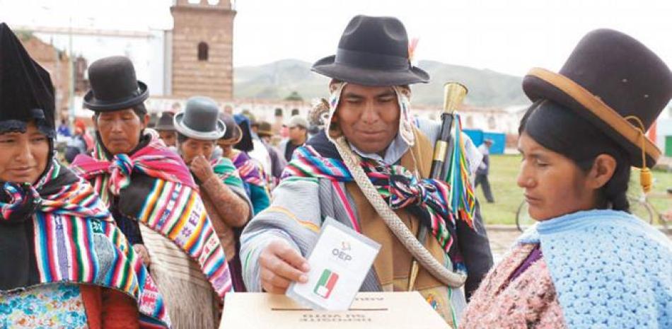 Votaciones. Indígenas aymaras participan en el referendo
constitucional en Jesús de Machaca, ayer.