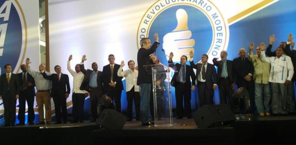 Convención. Luis Abinader, candidato del PRM, toma el juramento a los candidatos a senadores de la organización.
