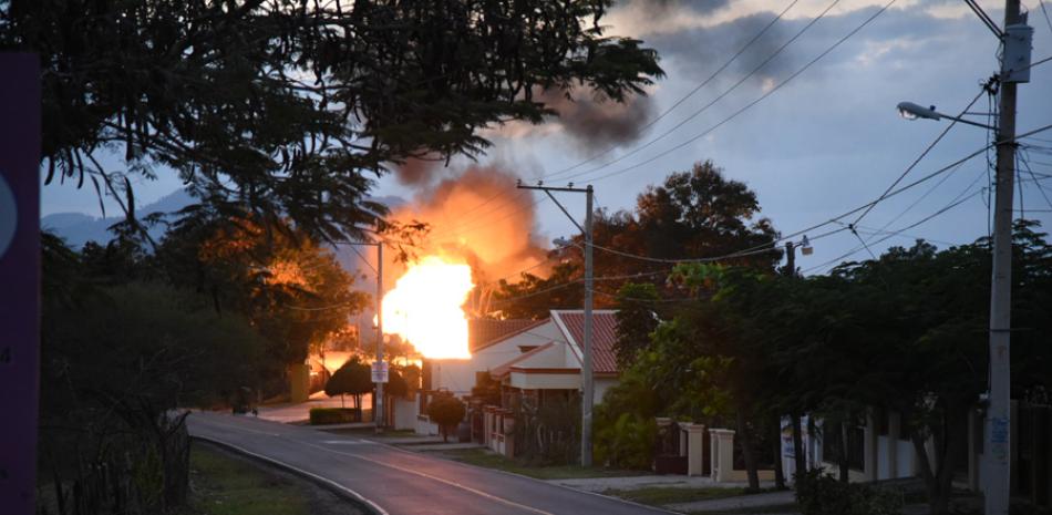 Daños. El incendio de la envasadora de gas Verdun Gas, en la salida de San José de las Matas, provocó pérdidas en la estación aún sin cuantificar.