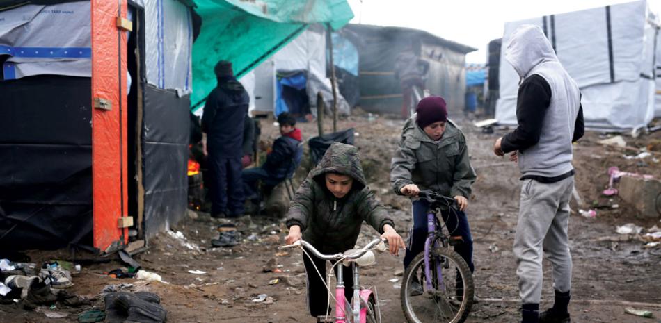 Calais. Una corte en Francia dio luz verde al gobierno para demoler tiendas de campaña y chozas que albergan a centenares de migrantes en un campamento improvisado en Calais, donde miles esperan con sueños de llegar a Gran Bretaña.