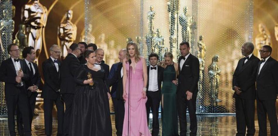 (i-d) Michael Sugar, Steve Golin, Nicole Rocklin y Blye Pagon Faust y otros miembros del reparto en el momento en el que recogen el Óscar a la mejor película por "Spotlight" durante la 88ª edición de la ceremonia de los Óscar.