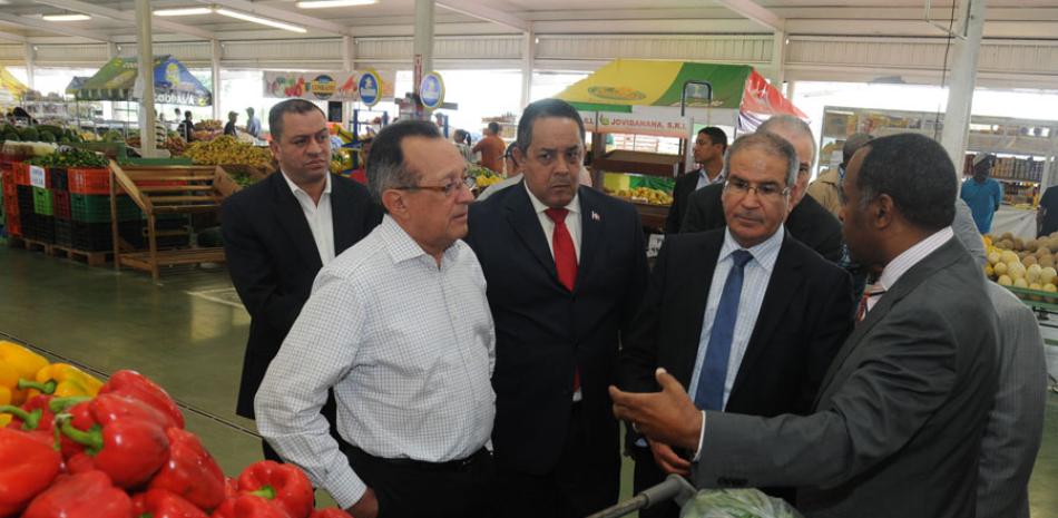 Visita. El ministro de Agricultura junto a la delegación israelí.